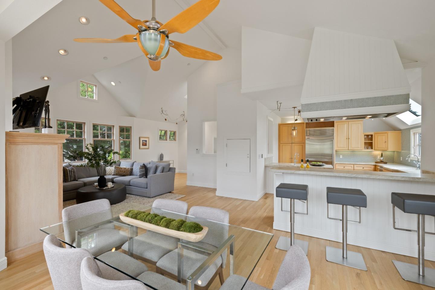 2 Alameda AVE