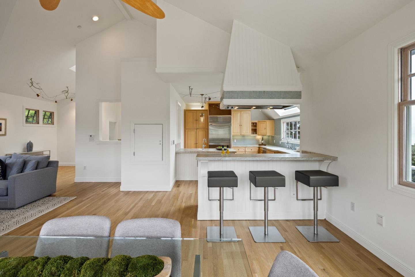 2 Alameda AVE