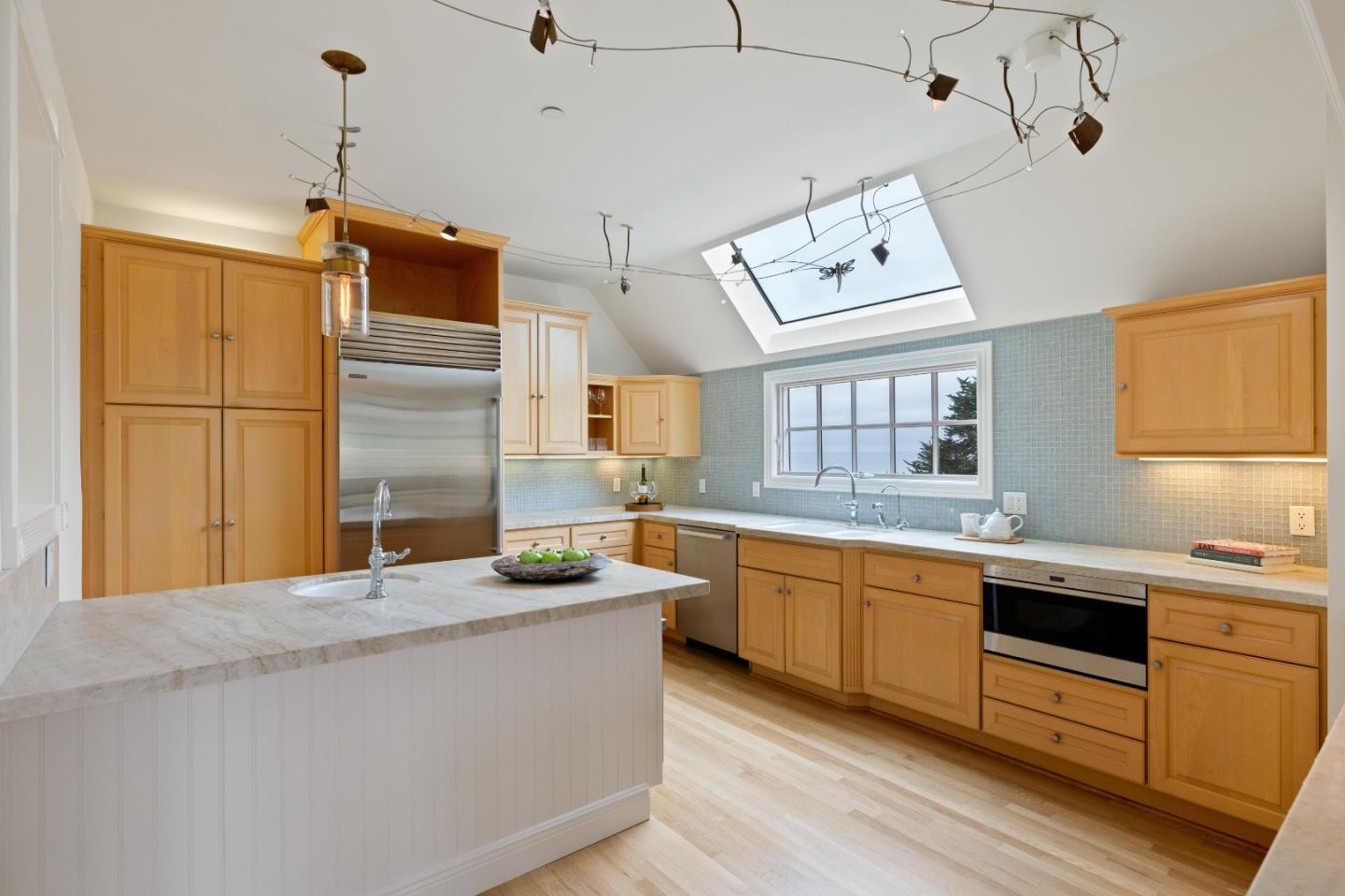 2 Alameda AVE