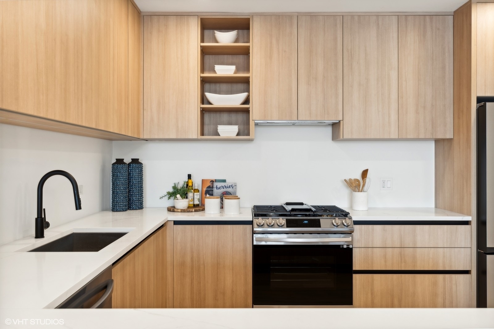 2354 W Farragut Avenue Unit: 203