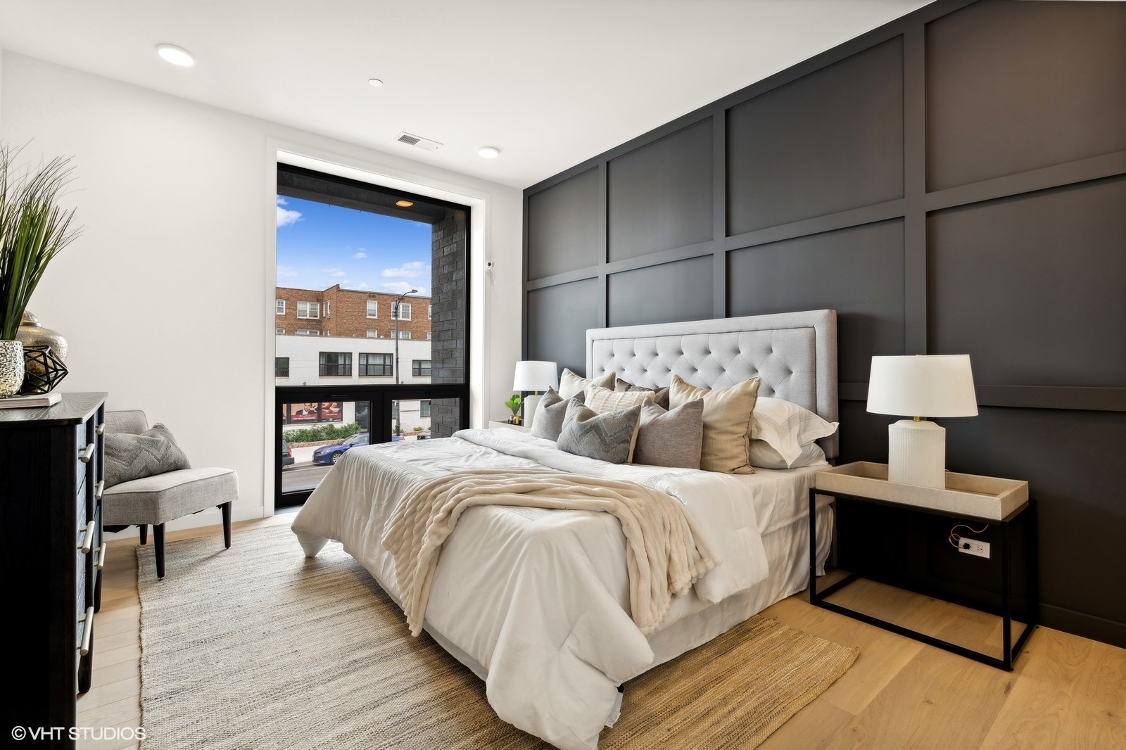 2354 W Farragut Avenue Unit: 203