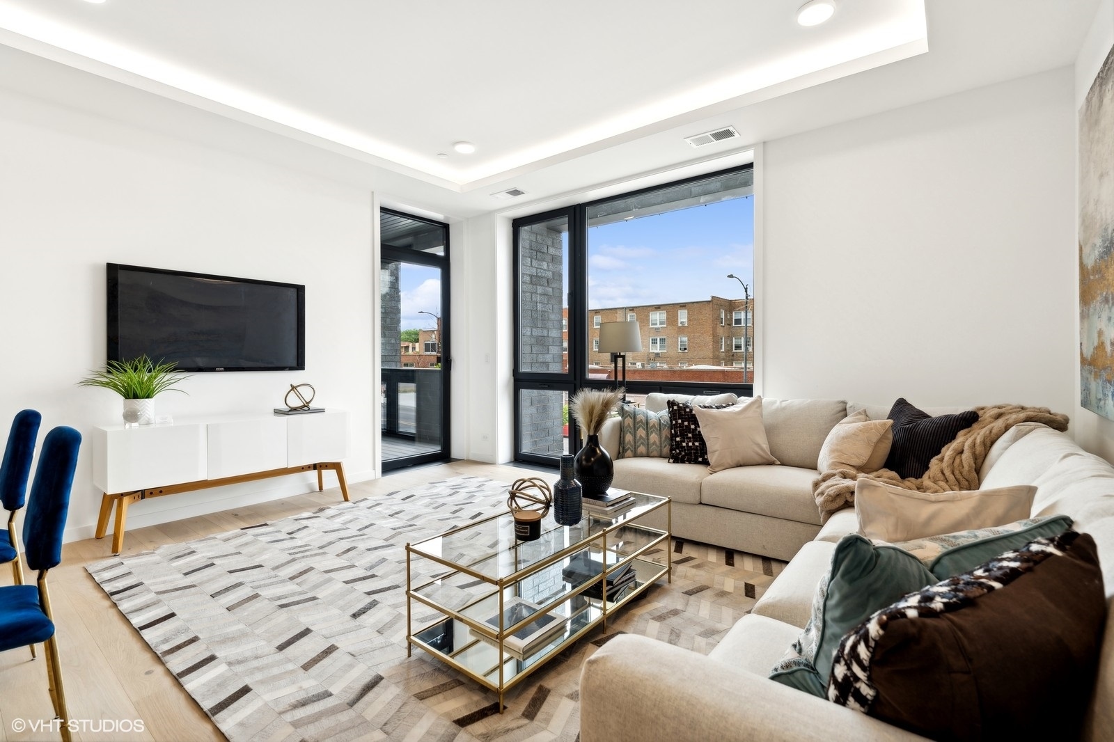 2354 W Farragut Avenue Unit: 203