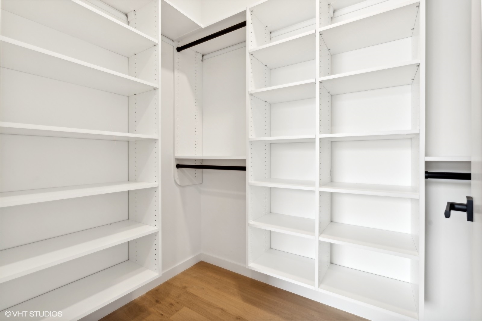 2354 W Farragut Avenue Unit: 203