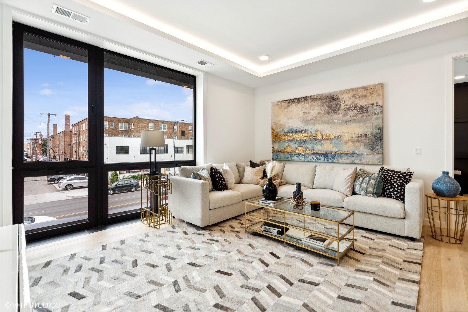 2354 W Farragut Avenue Unit: 203