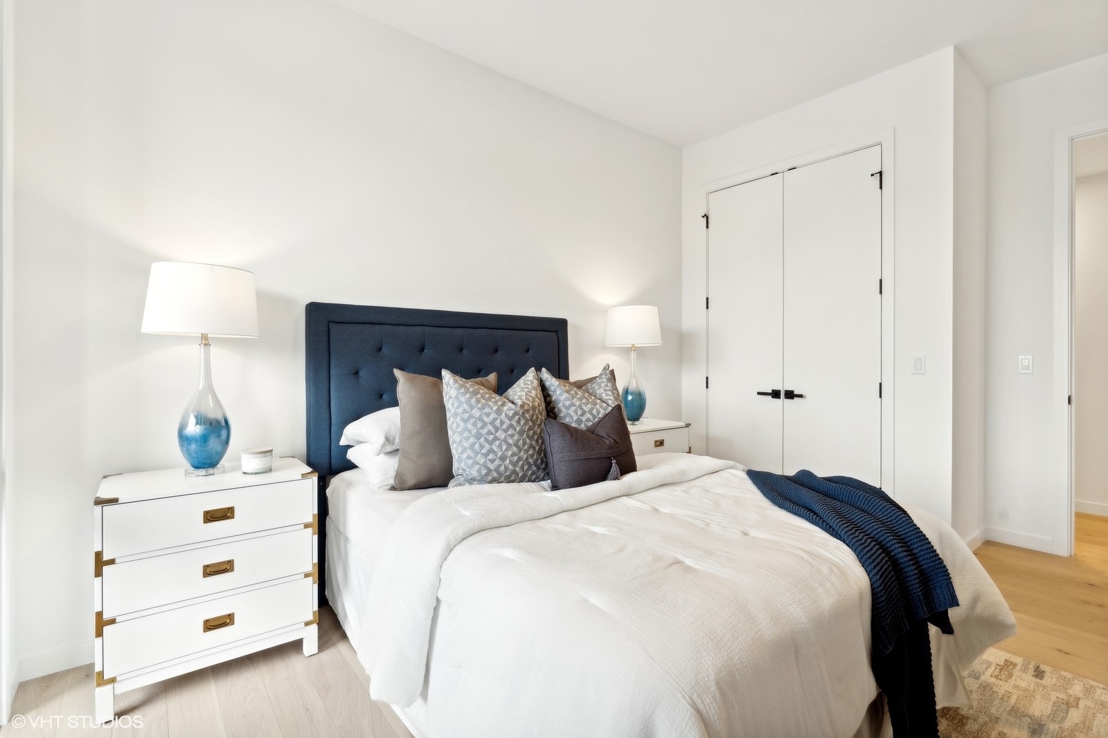 2354 W Farragut Avenue Unit: 203