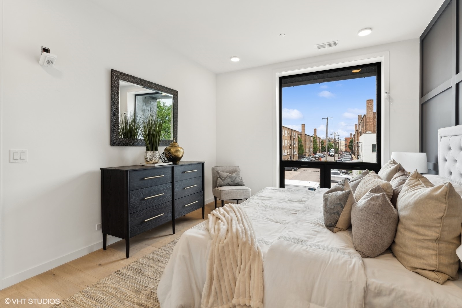 2354 W Farragut Avenue Unit: 203