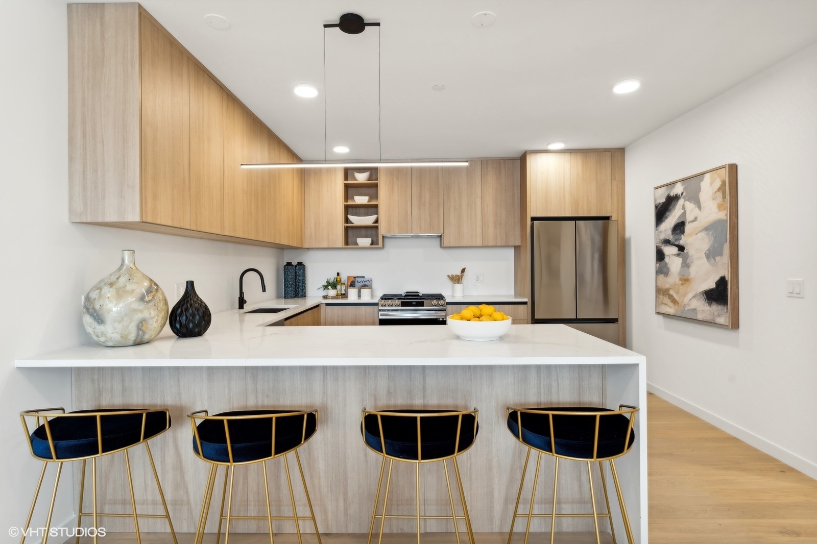 2354 W Farragut Avenue Unit: 203
