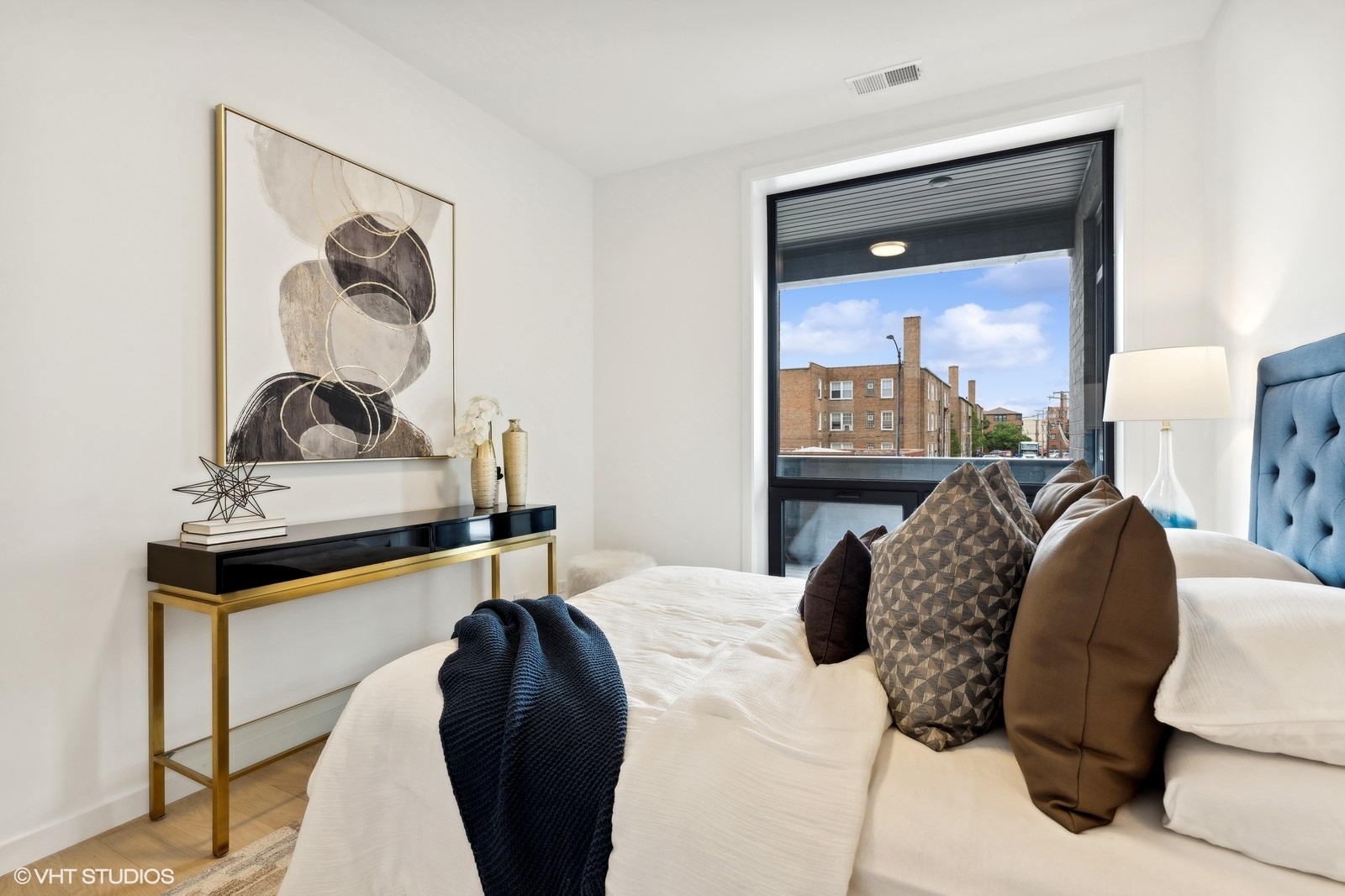 2354 W Farragut Avenue Unit: 203