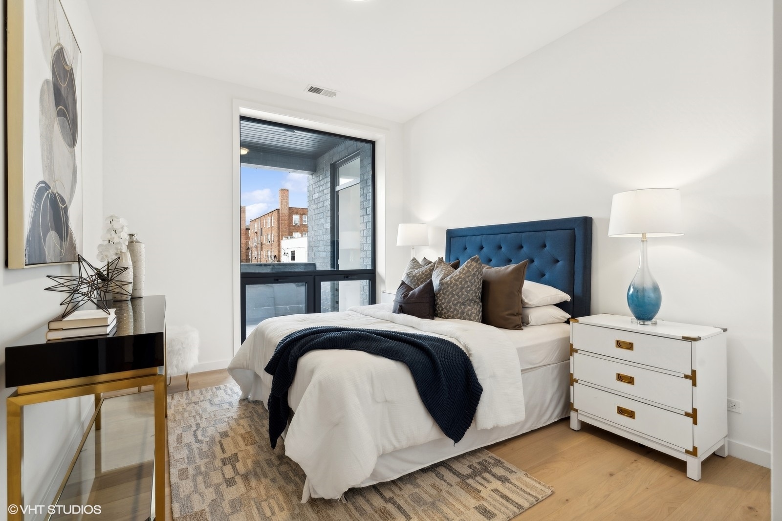 2354 W Farragut Avenue Unit: 203