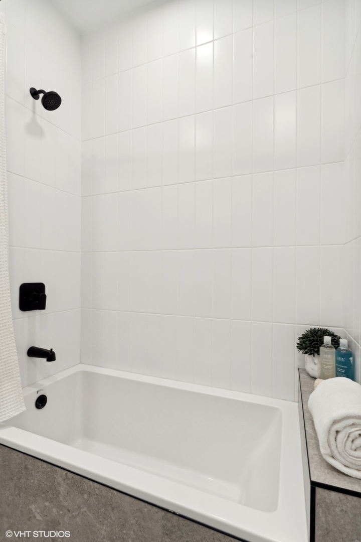 2354 W Farragut Avenue Unit: 302