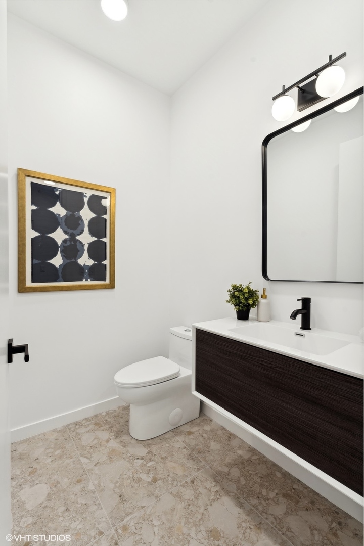2354 W Farragut Avenue Unit: 302