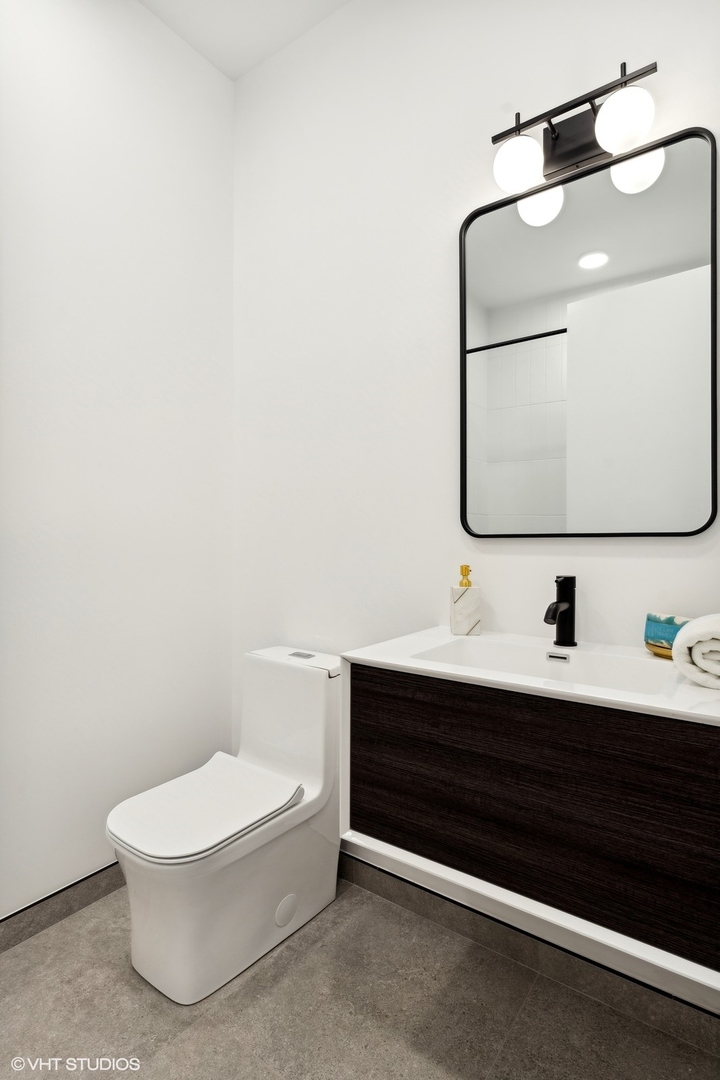 2354 W Farragut Avenue Unit: 302