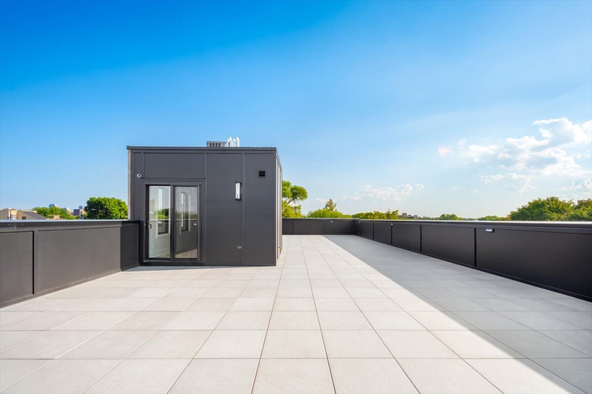 1208 W Wellington Street Unit: PH