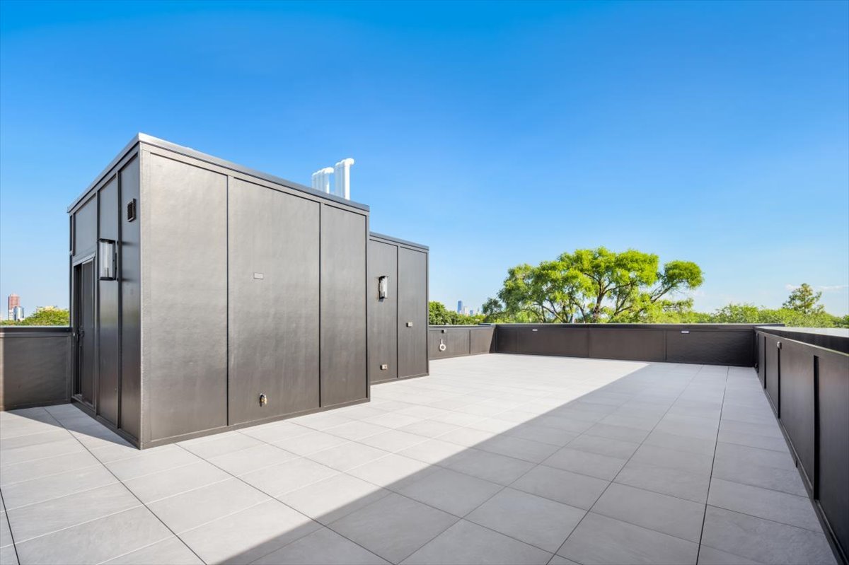 1208 W Wellington Street Unit: PH