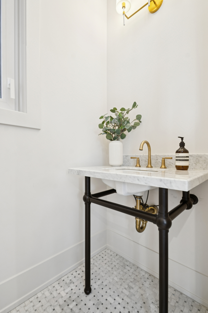 2246 W Lyndale Street Unit: 1