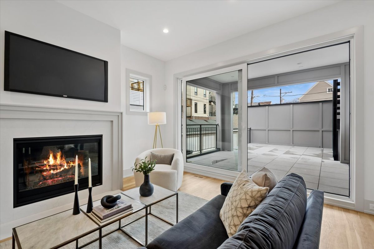 2246 W Lyndale Street Unit: 1