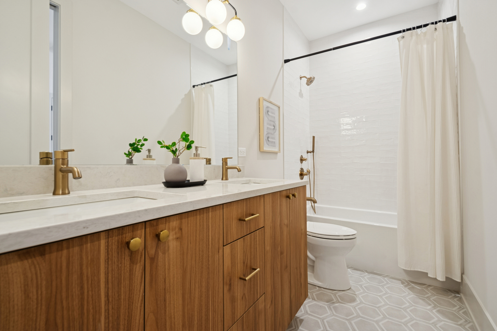 2246 W Lyndale Street Unit: 1