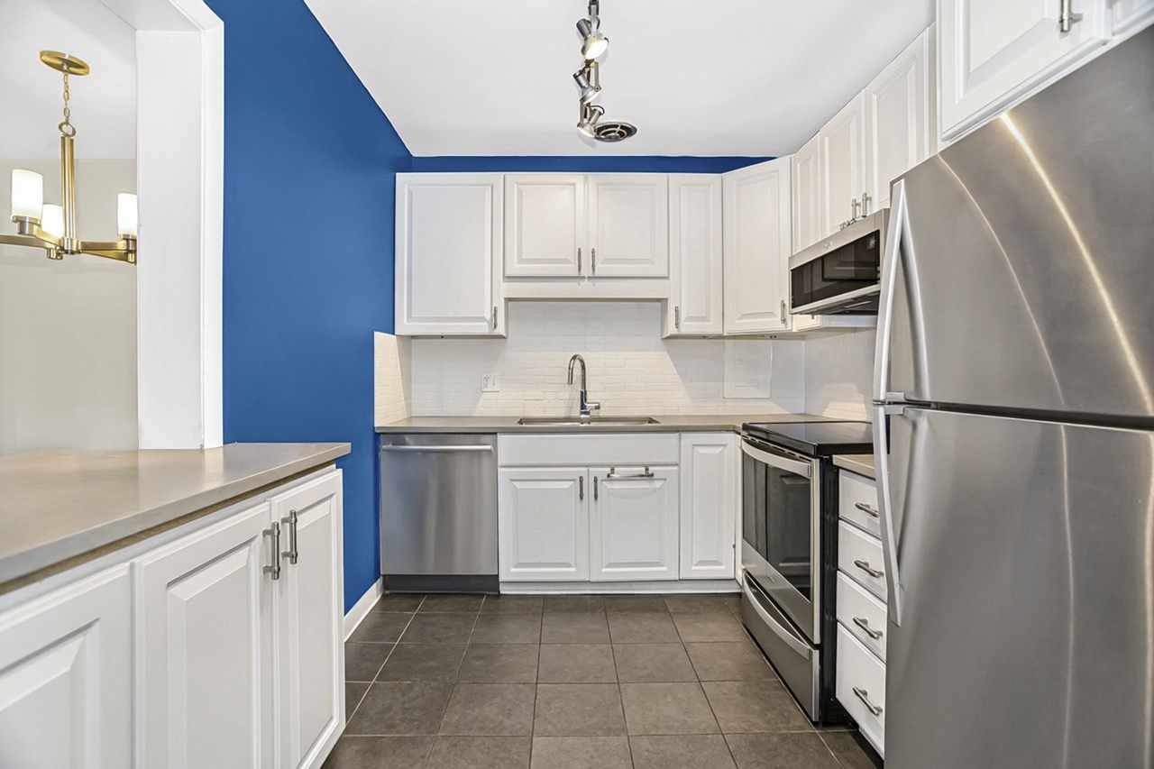 835 Ridge Avenue Unit: 401