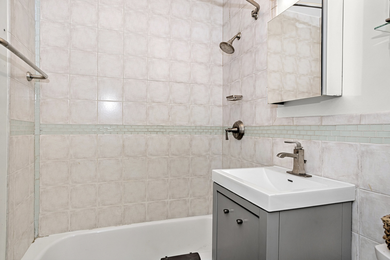 835 Ridge Avenue Unit: 401