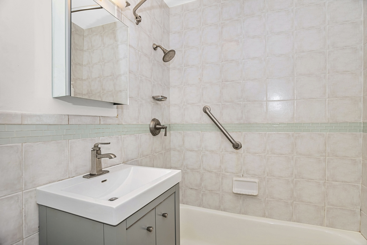 835 Ridge Avenue Unit: 401