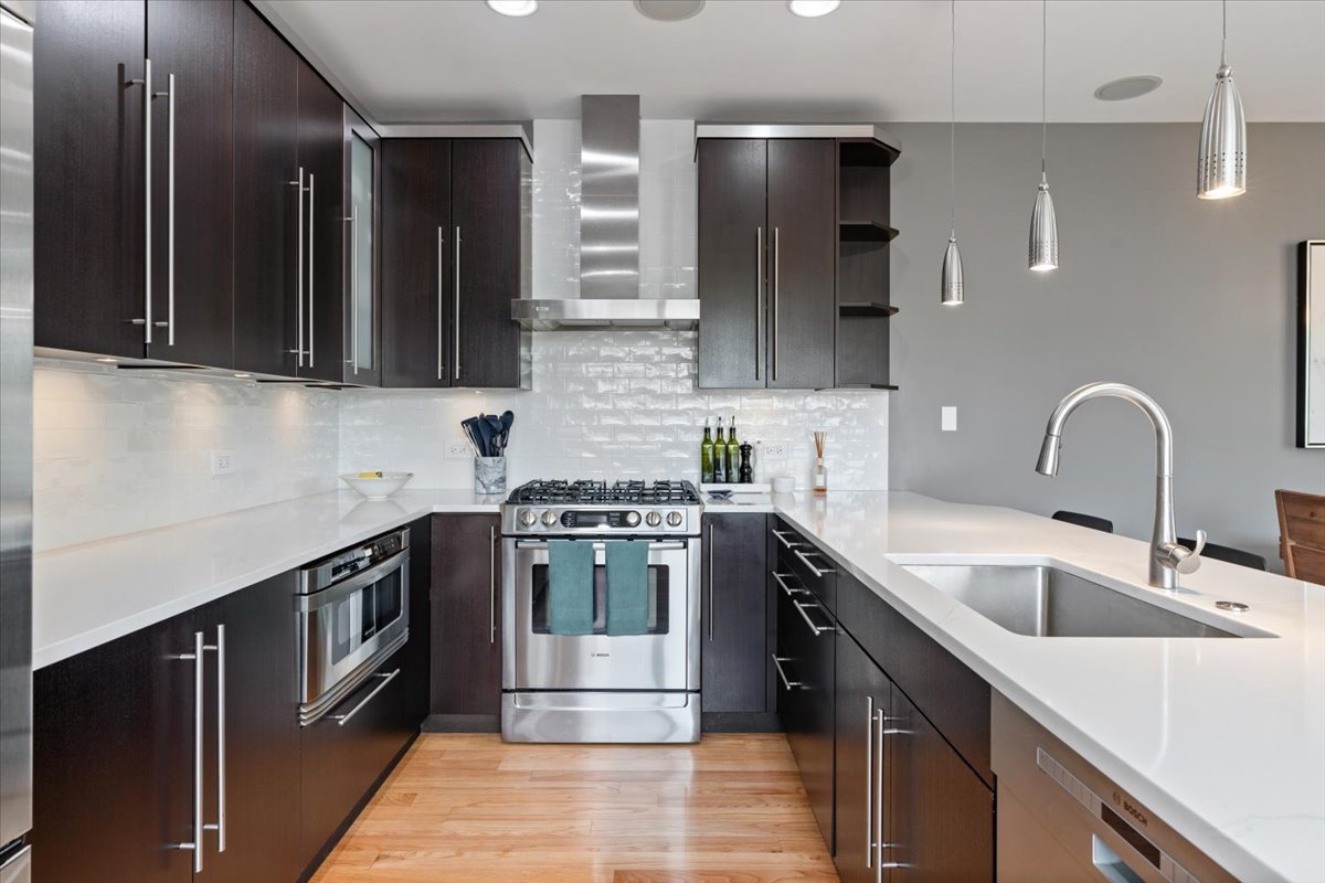 821 W Roscoe Street Unit: 3