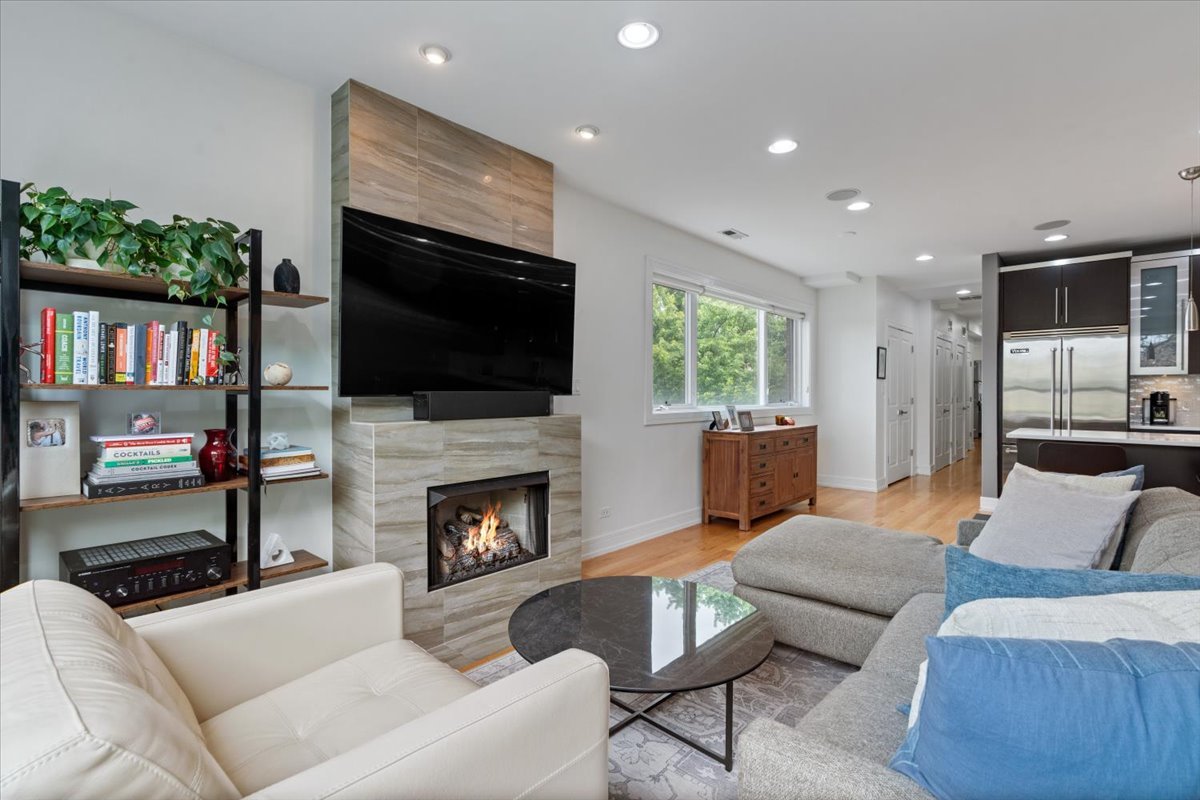 821 W Roscoe Street Unit: 3