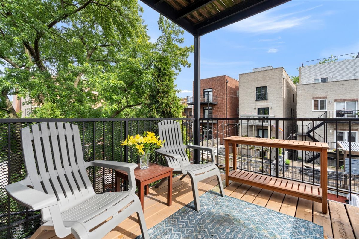 821 W Roscoe Street Unit: 3