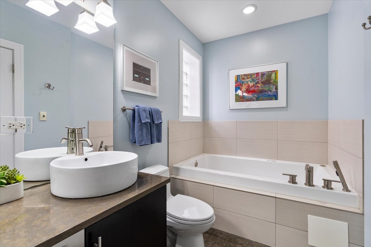 821 W Roscoe Street Unit: 3