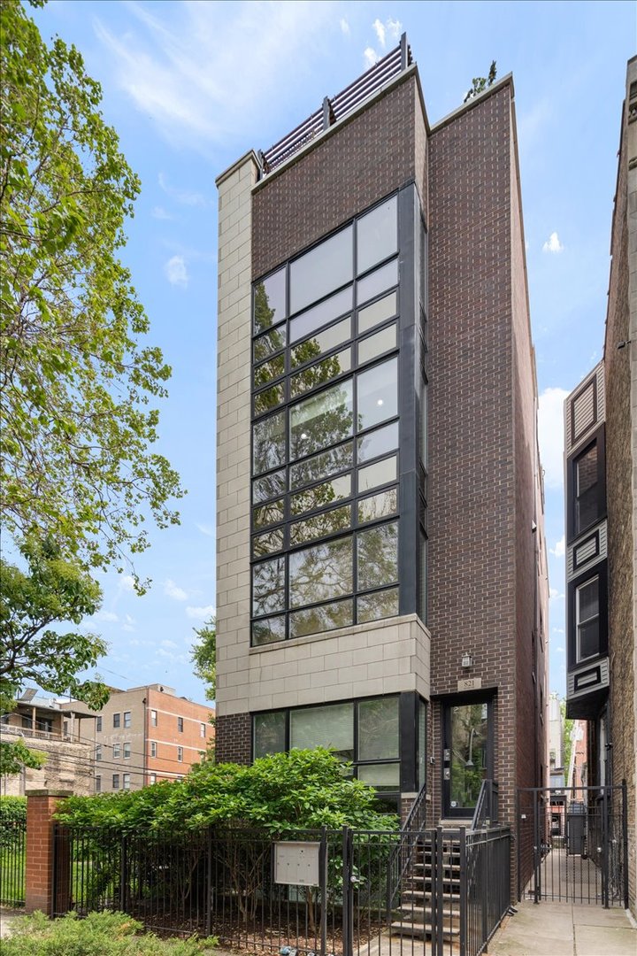 821 W Roscoe Street Unit: 3