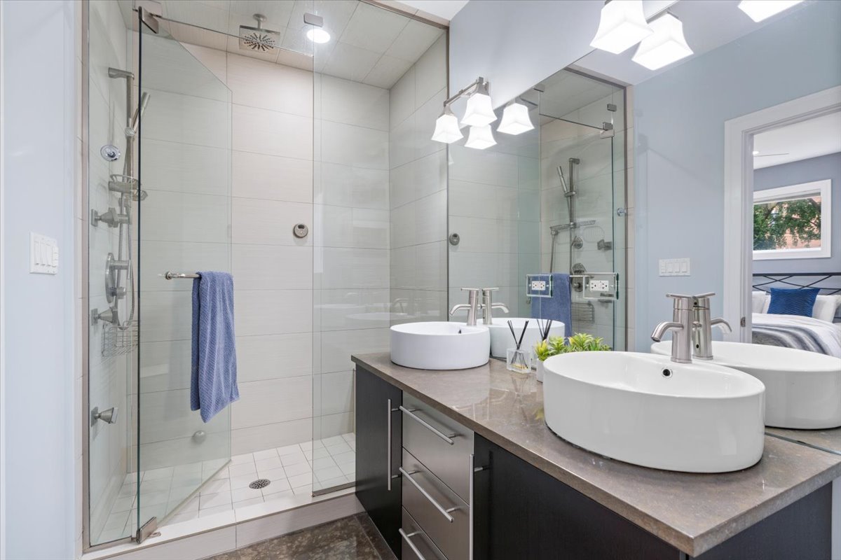 821 W Roscoe Street Unit: 3