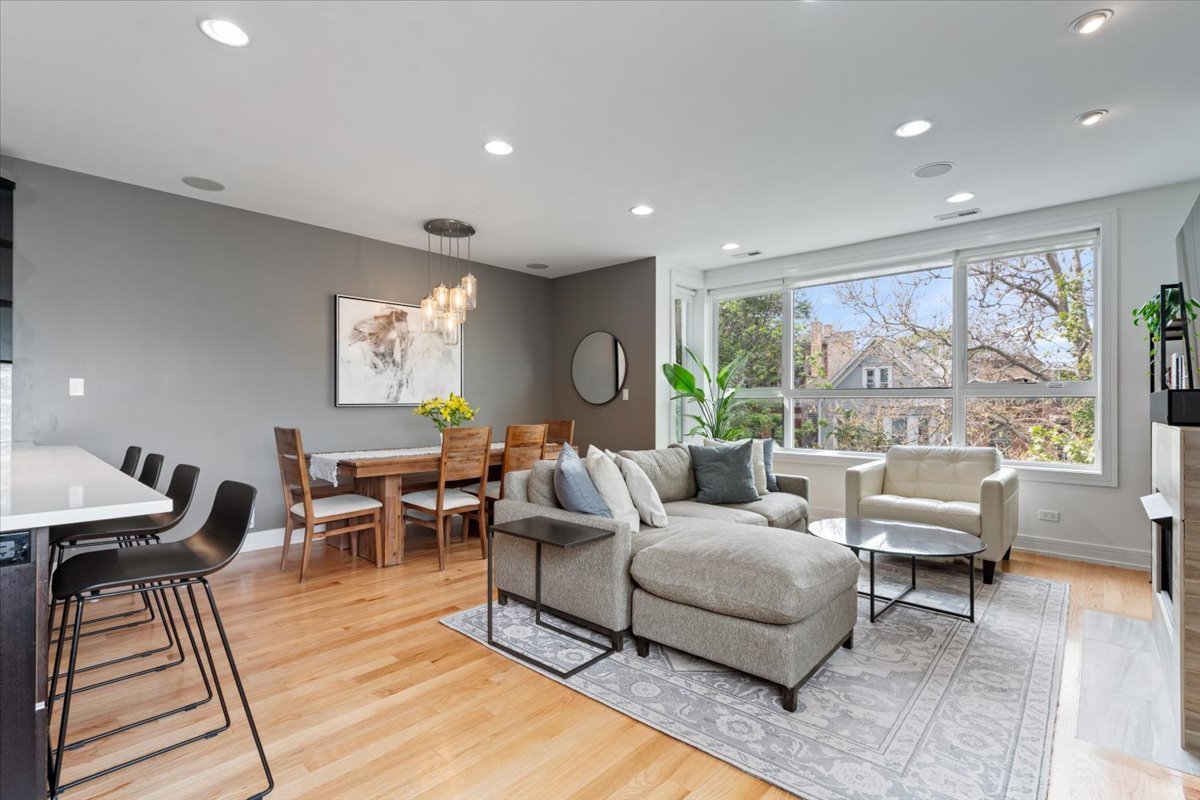 821 W Roscoe Street Unit: 3