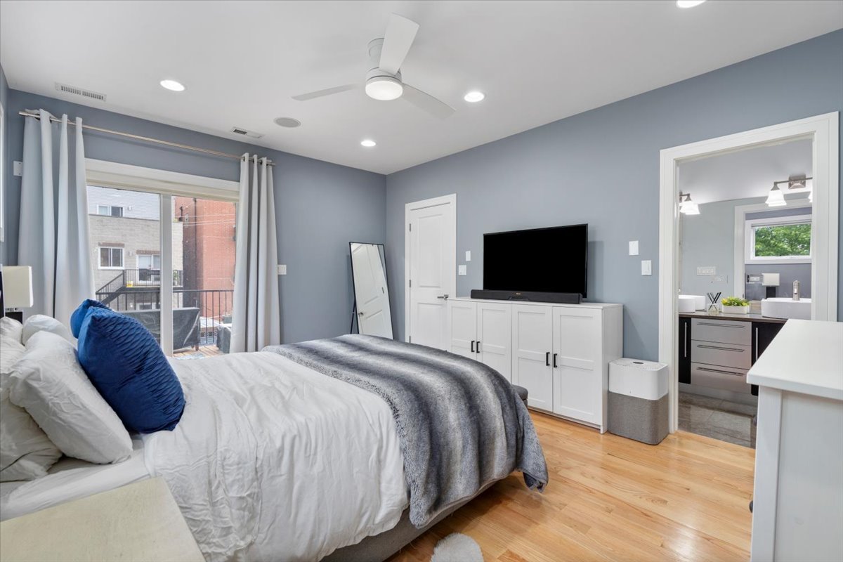 821 W Roscoe Street Unit: 3
