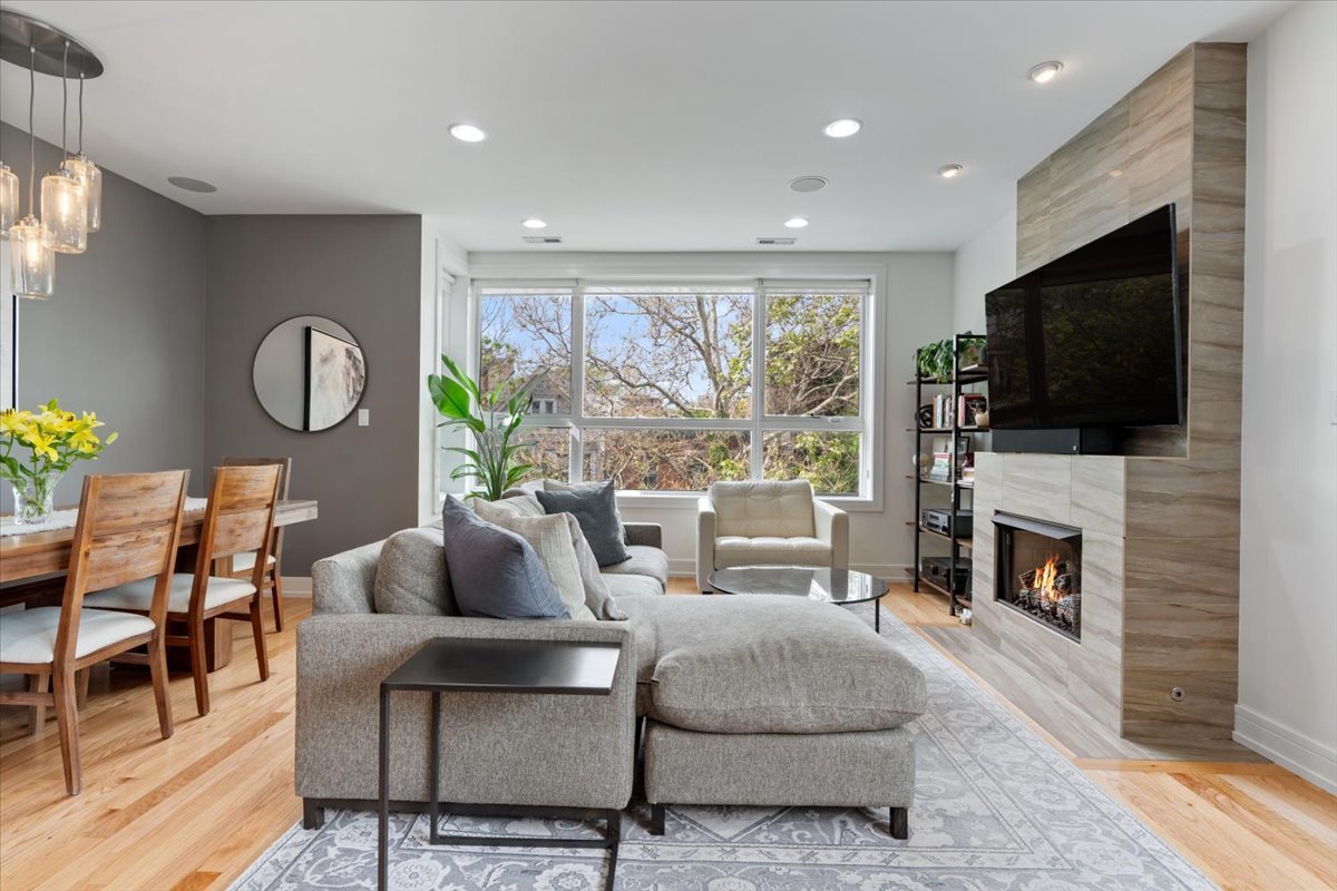 821 W Roscoe Street Unit: 3