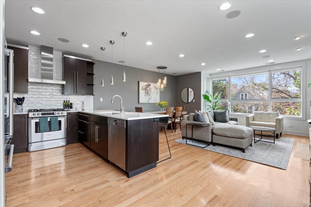 821 W Roscoe Street Unit: 3
