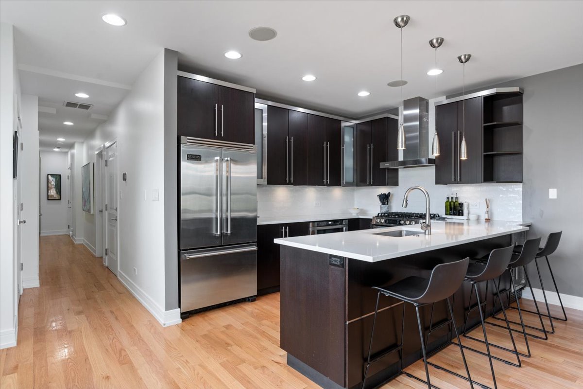 821 W Roscoe Street Unit: 3
