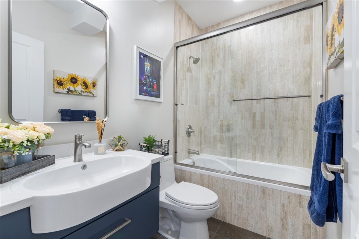 821 W Roscoe Street Unit: 3