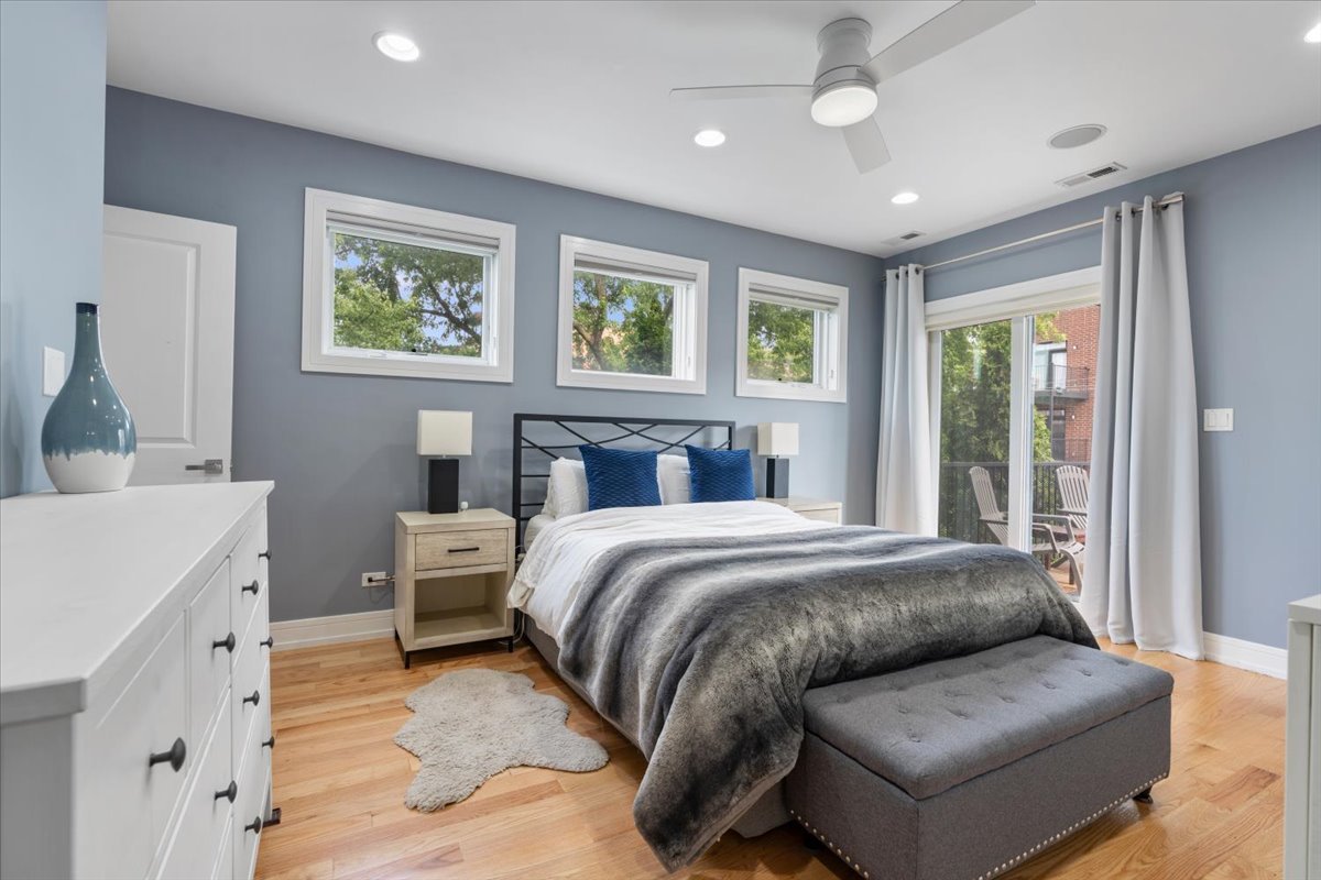 821 W Roscoe Street Unit: 3