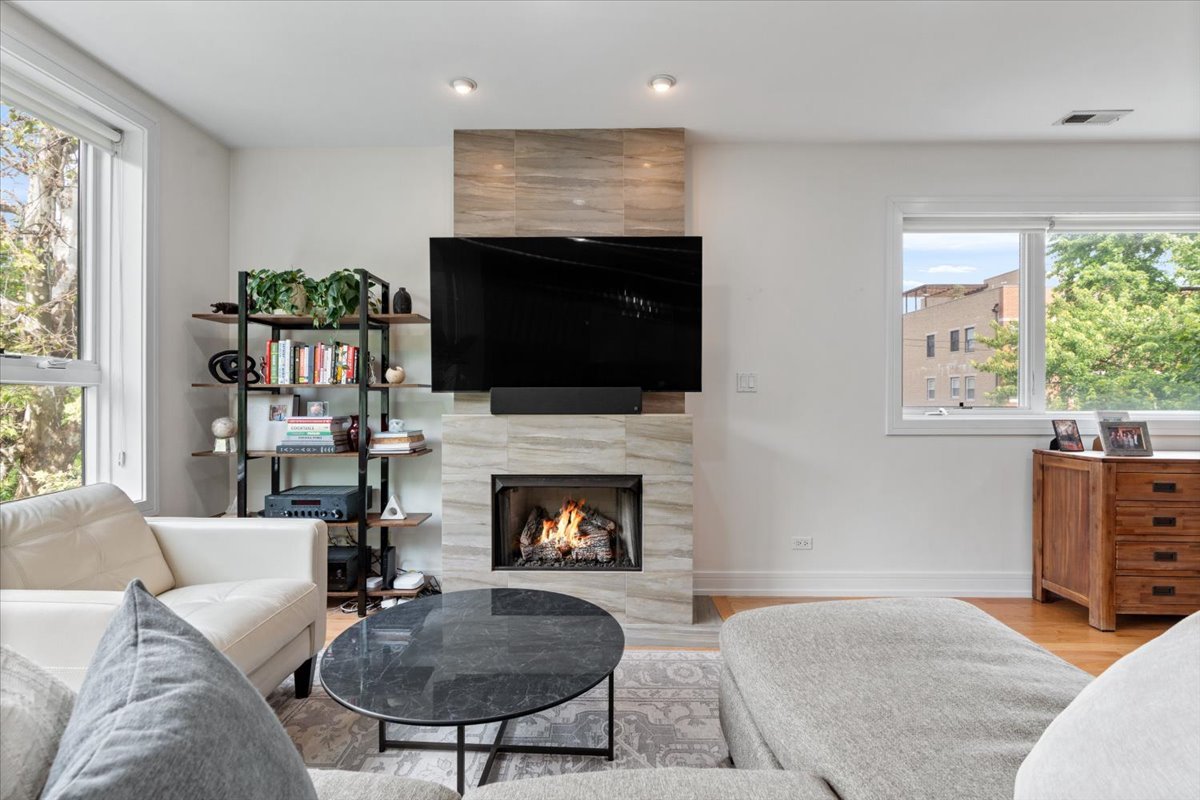 821 W Roscoe Street Unit: 3