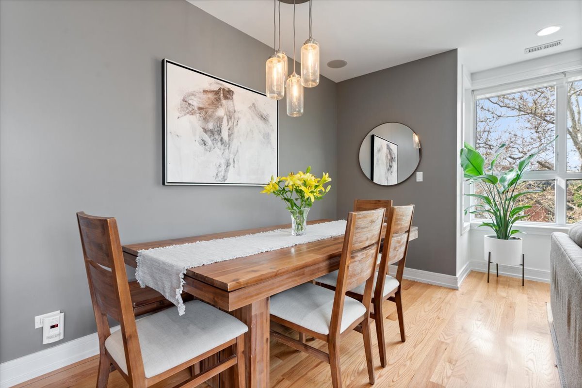 821 W Roscoe Street Unit: 3