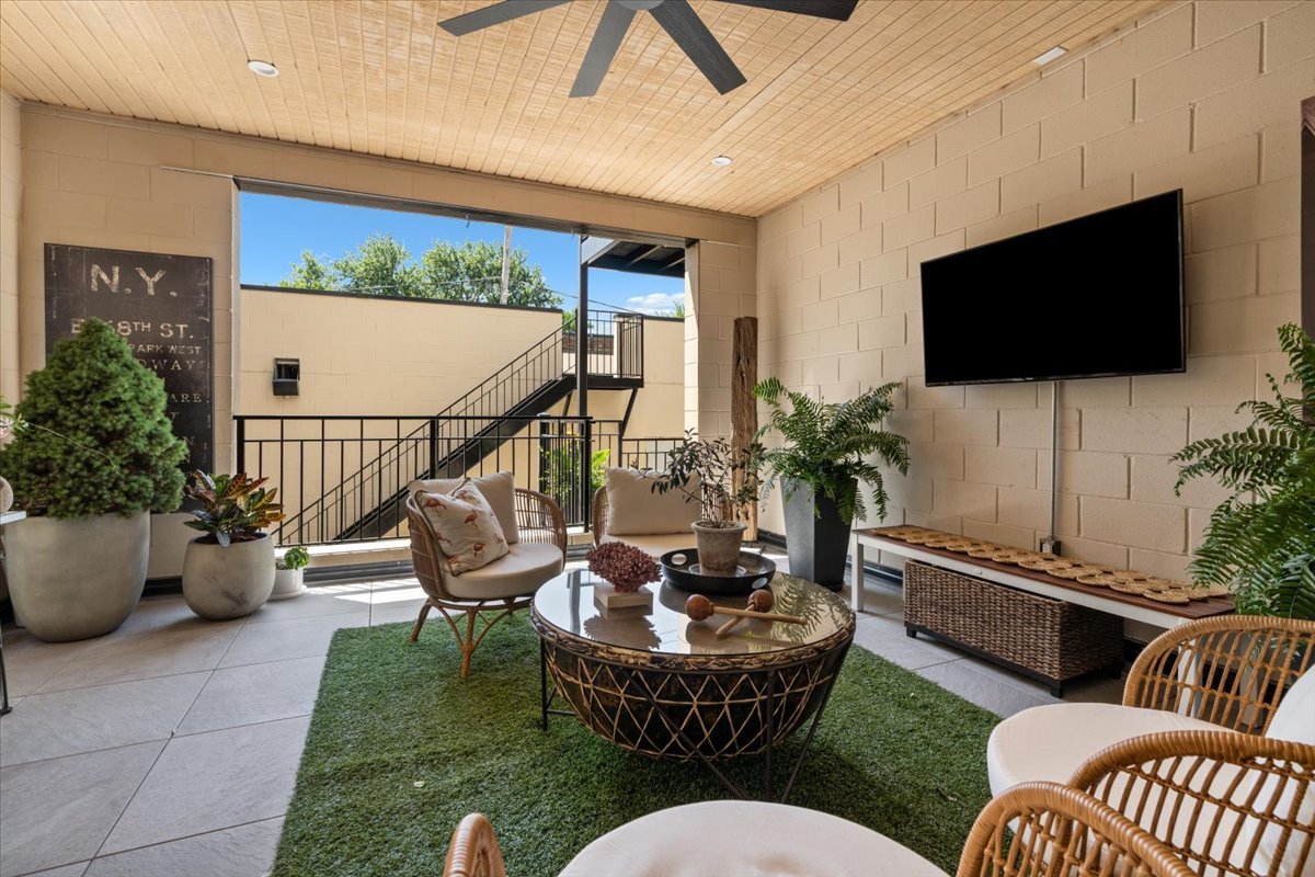 2023 W Augusta Boulevard Unit: 1W