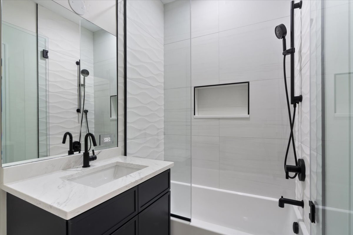 2023 W Augusta Boulevard Unit: 3E
