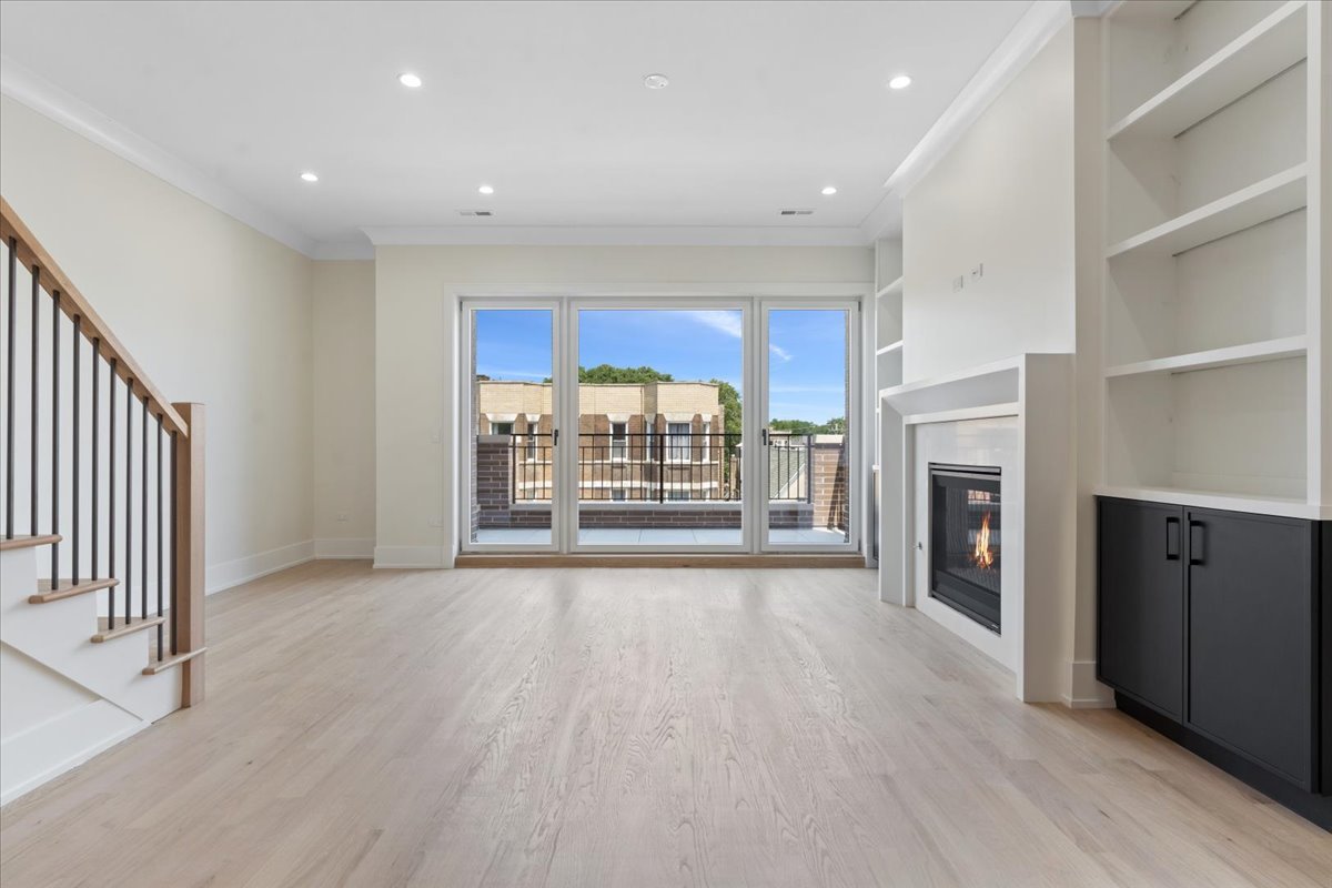 2023 W Augusta Boulevard Unit: 3E