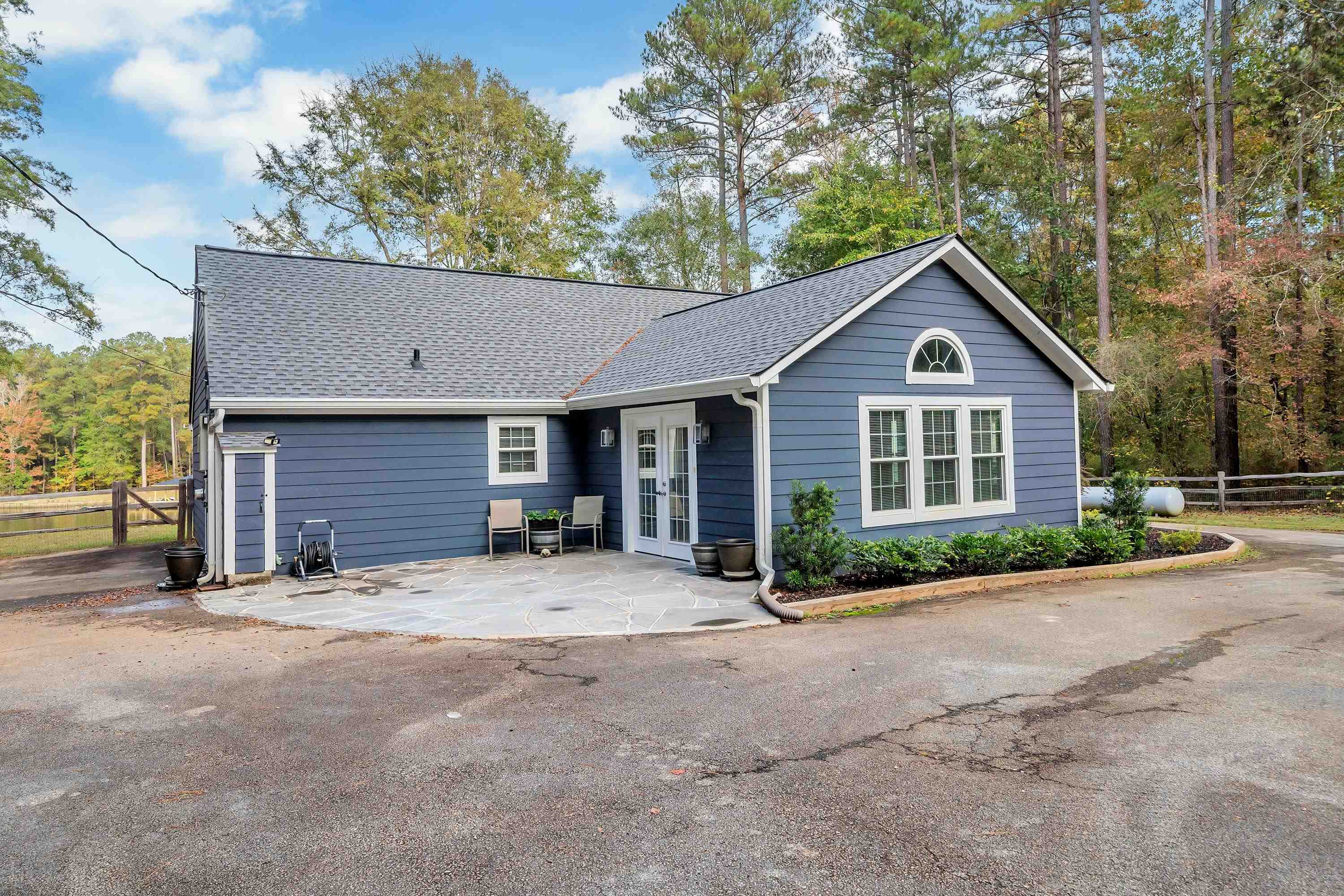 3260 LAKE CREST DRIVE