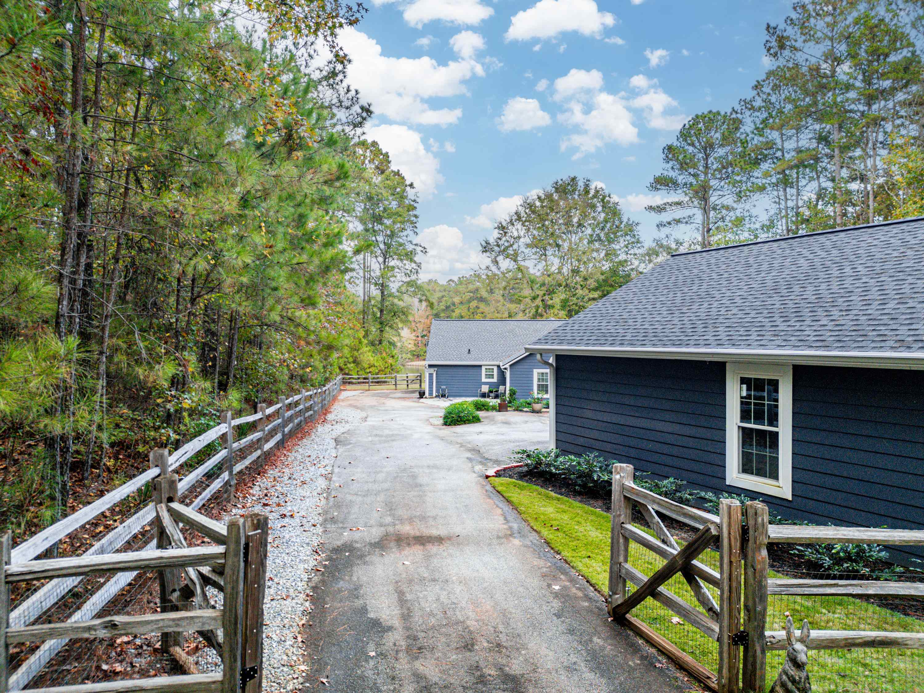 3260 LAKE CREST DRIVE