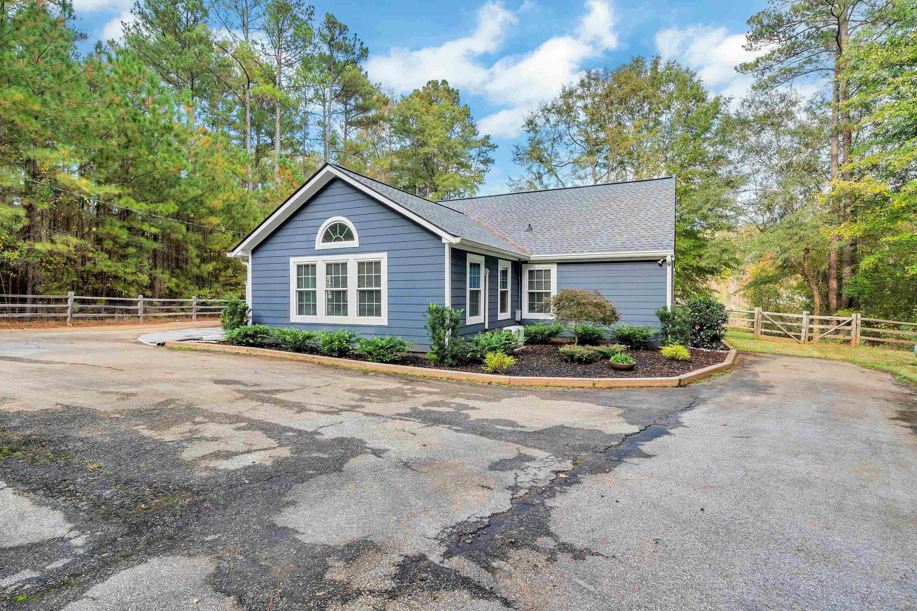 3260 LAKE CREST DRIVE