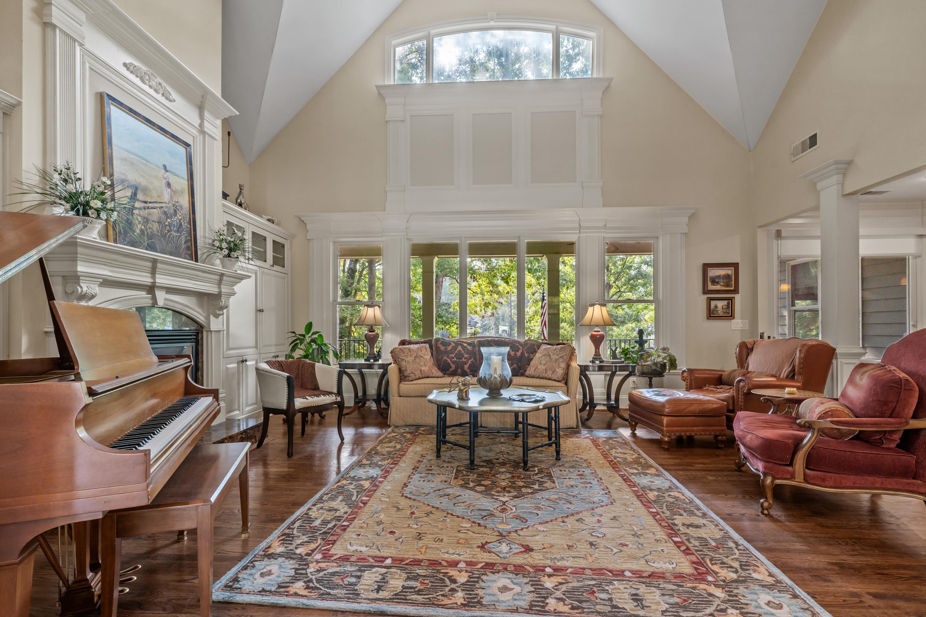 1020 PEACHTREE COURT