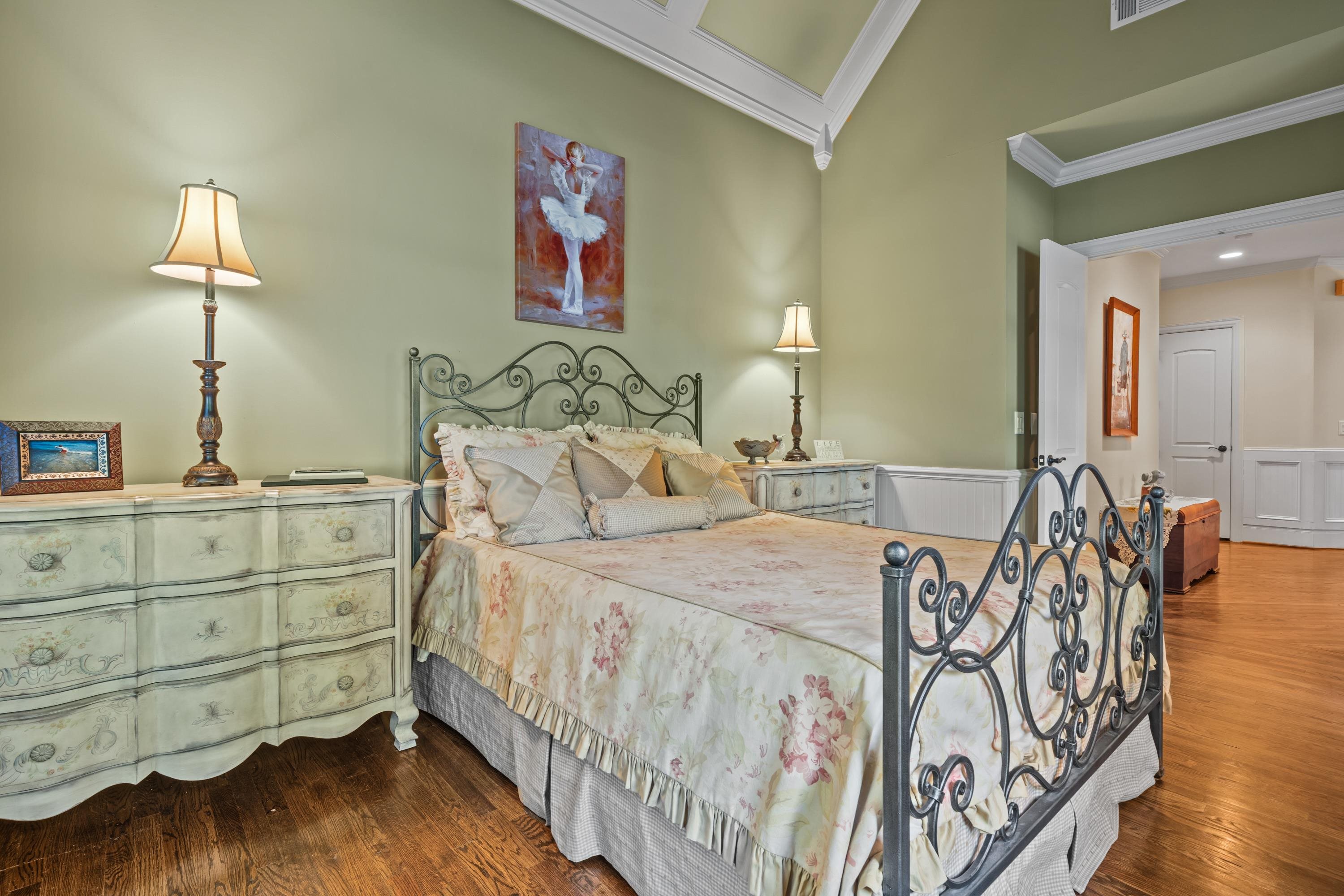 1020 PEACHTREE COURT