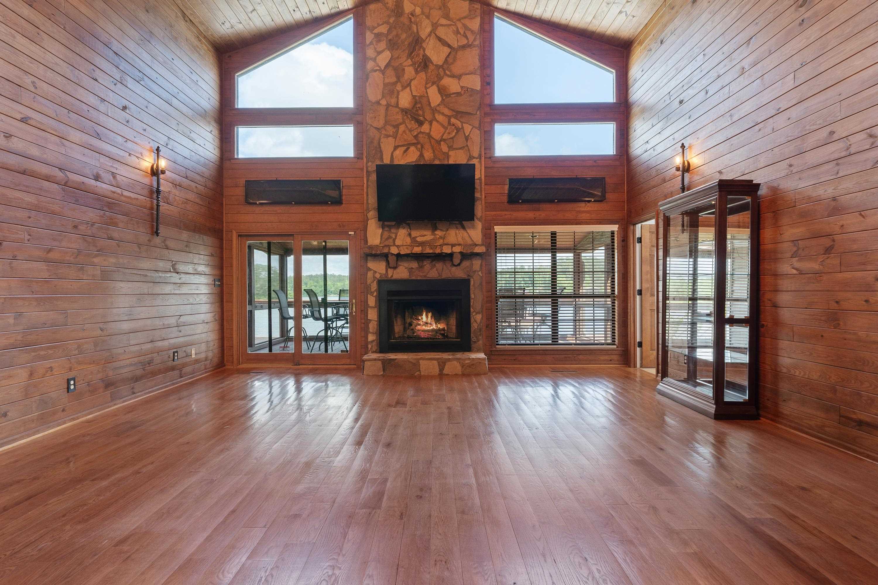 32 LILY POINT