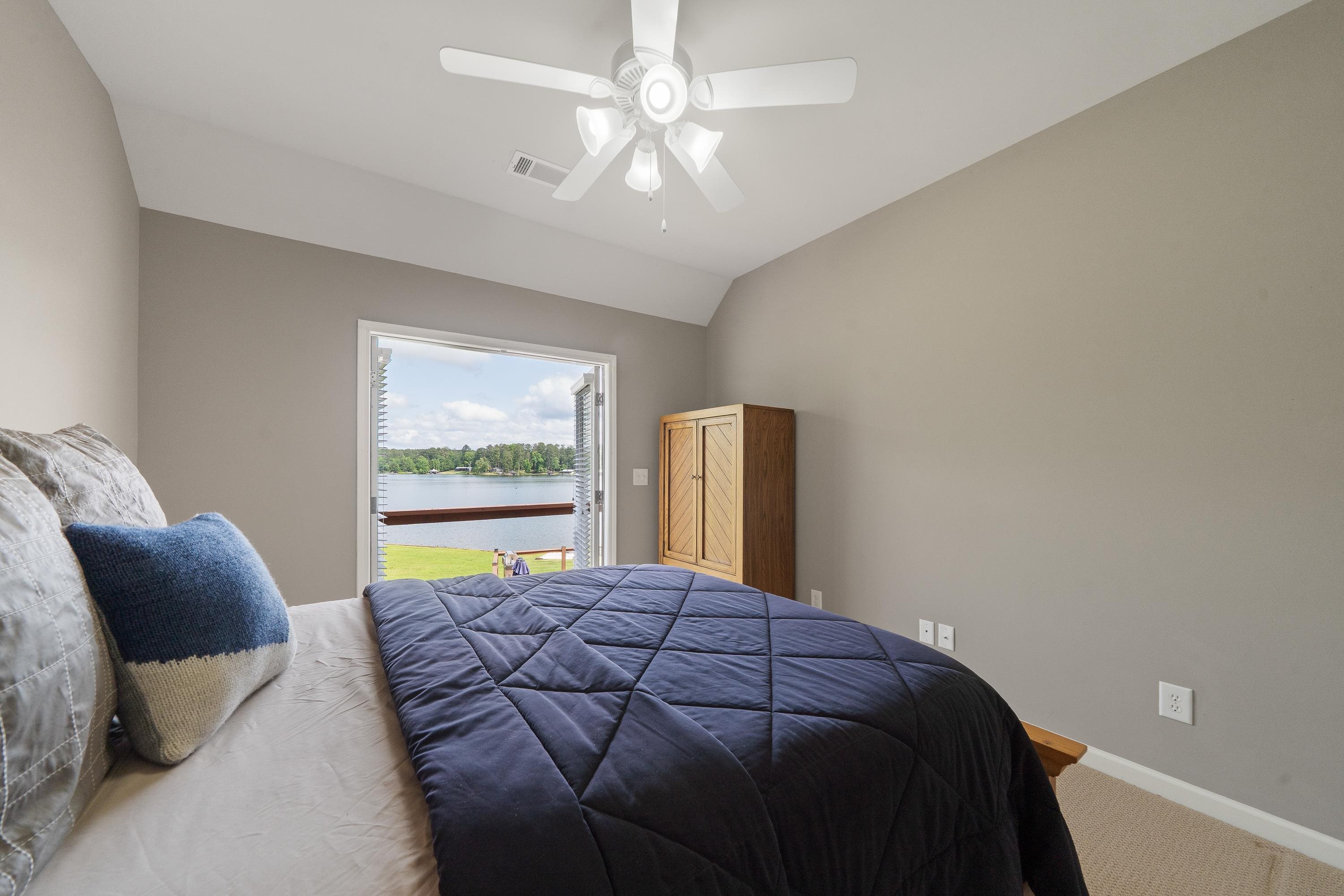 32 LILY POINT