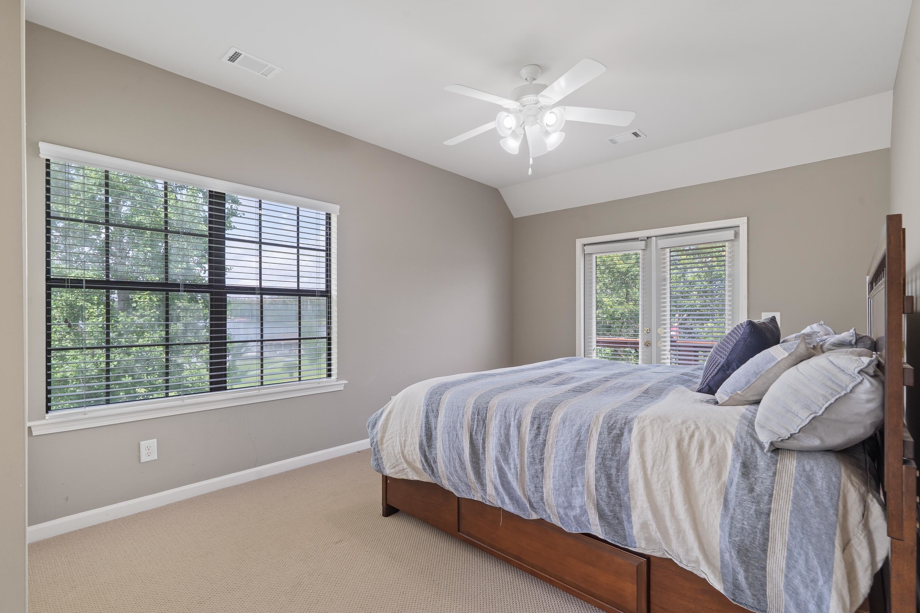 32 LILY POINT